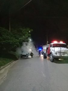 Bomberos del Cuartel Alberdi en incendio de auto 