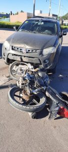 Choque entre automóvil y motocicleta en Parera 2700