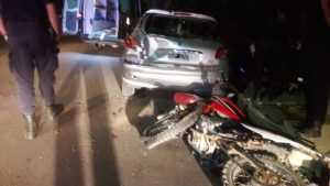 Moto chocó contra auto estacionado en Avenida Cerri