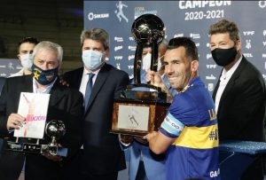 Tevez recibiendo la Copa Maradona por parte de Tinelli, el gobernador Uñac, Tapia y Jorge Ameal