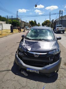 El auto el cual impactó el motociclista 