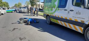 Motociclistas heridos al chocar con colectivo 