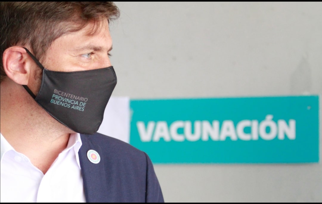 Kicillof en el centro de vacunación de La Plata