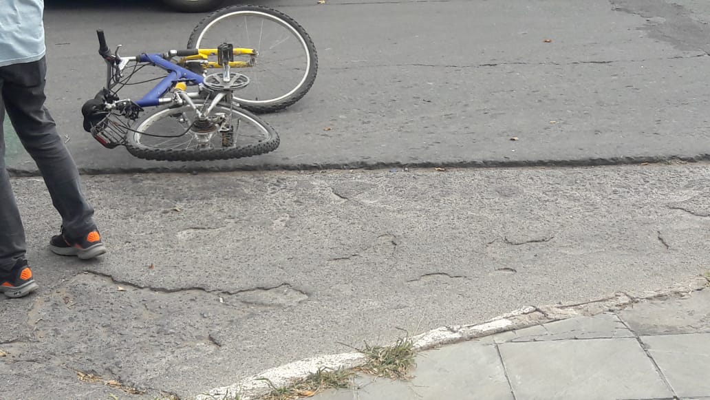 Bicicleta impactada en Bahía Blanca
