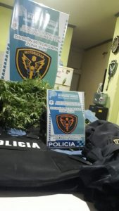 Droga en el baúl del auto de un policía 