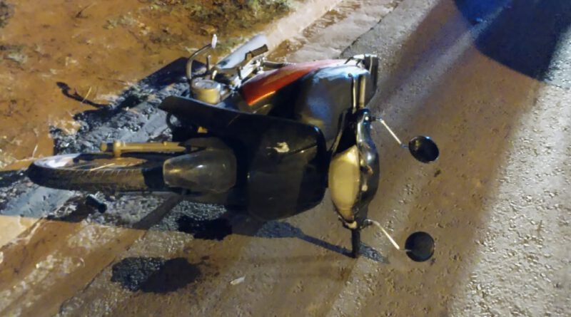 Un motociclista embistió a un peatón y fue trasladado inconsciente al hospital