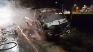 Incendio de una combi en Avenida La Plata al 200