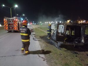 Fuego en un vehículo en Avenida Cabrera 4300 