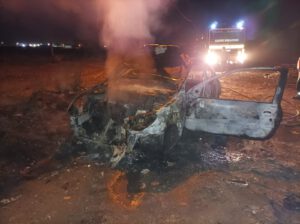 Incendio de un auto en Ugarte y Malvinas 